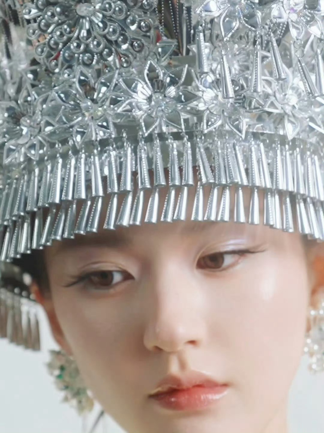 赵露思苗族造型，好有蛊惑感的苗疆巫女！！[羞嗒嗒][羞嗒嗒] ​​​