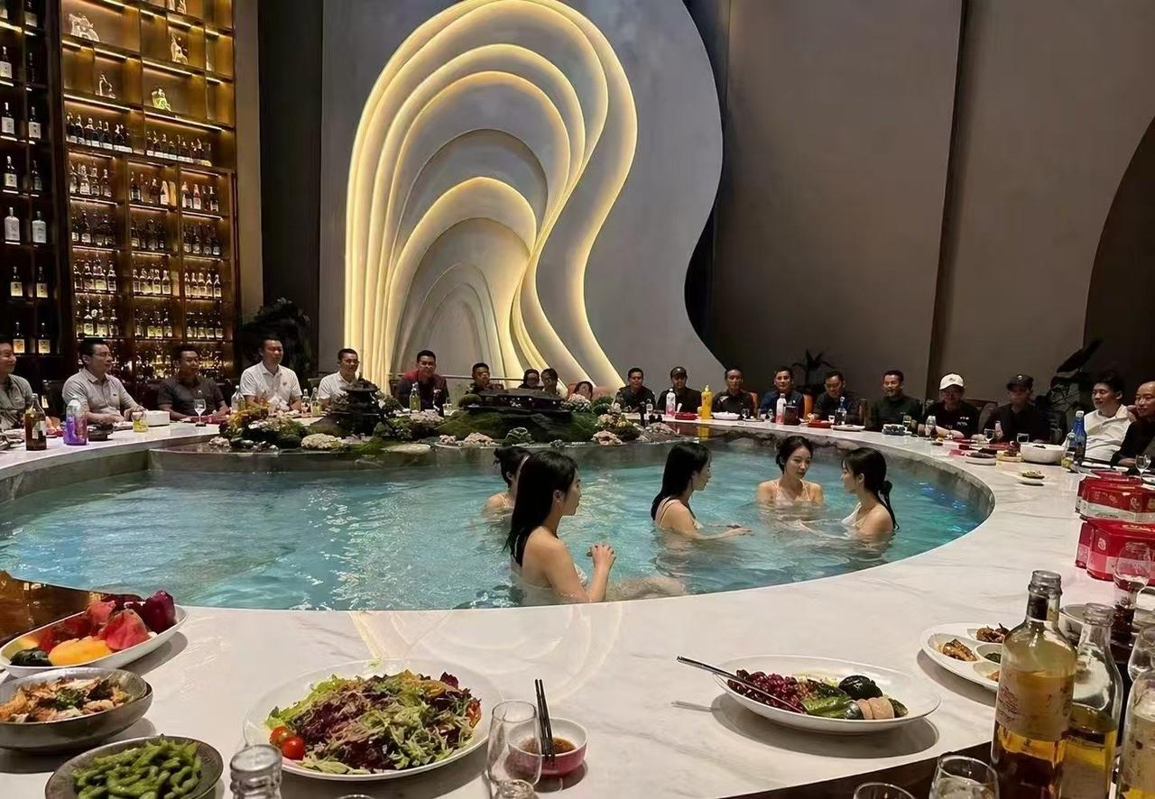 这是哪里啊？
天上人间吗？