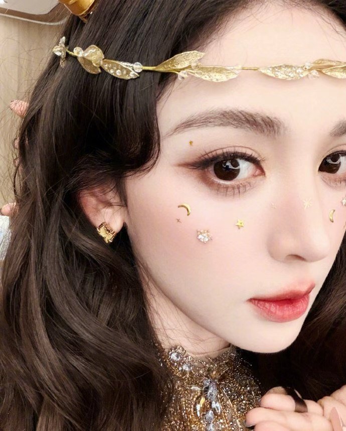 娜扎生日九宫格娜扎生日自拍九宫格 娜扎生日九宫格，滴滴～我咔咔自拍，谁懂这个娜扎