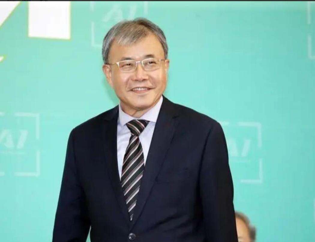 见过厚脸皮的，没见过这么厚脸皮的！前脚郑英耀被国台办列为 “台独” 顽固分子，后