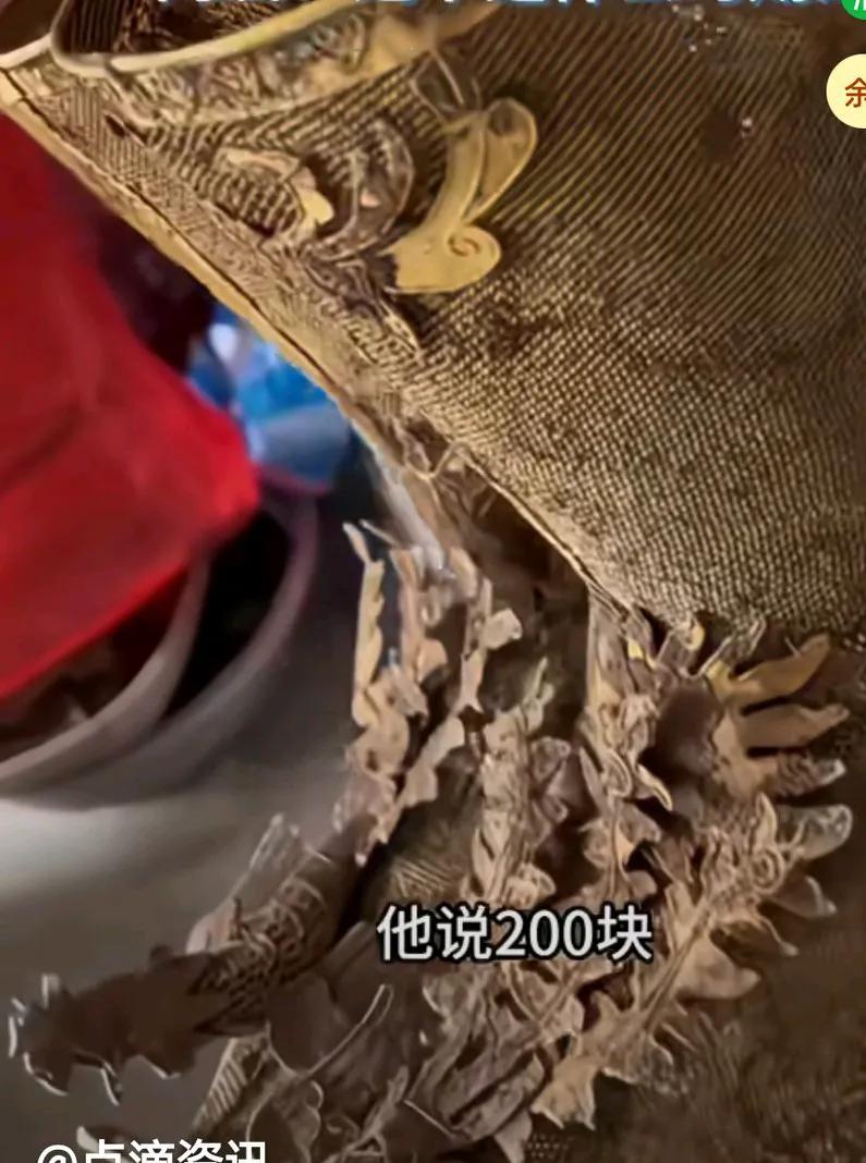 老家仓库翻出一件一双鞋，包浆之下藏不住的尊贵，收藏者就问这多少钱呀？
主人说20