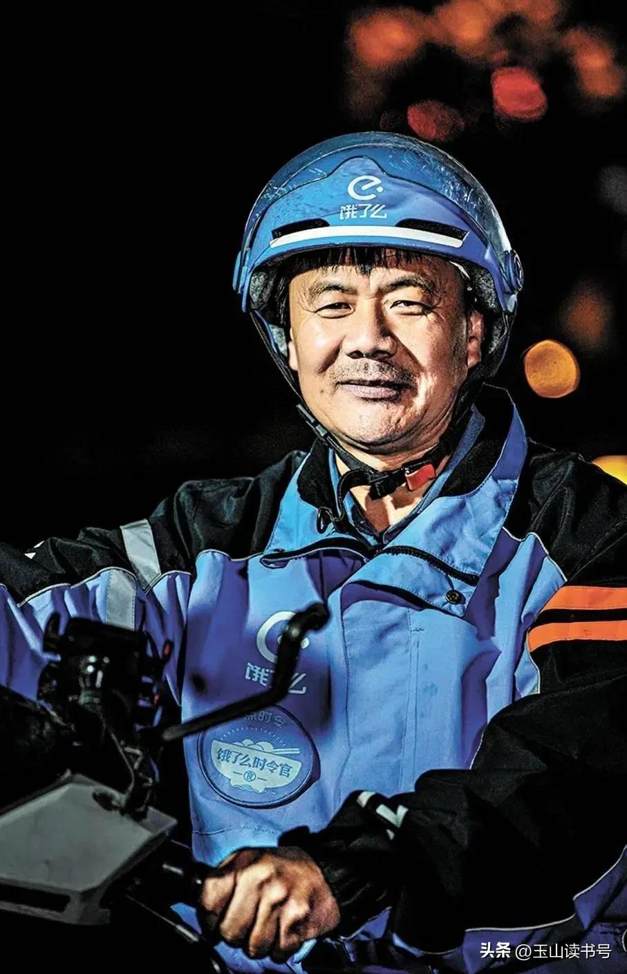 王计兵的《赶时间的人》是一首真正从生活缝隙里“挤”出来的诗。
它的动人之处，不在