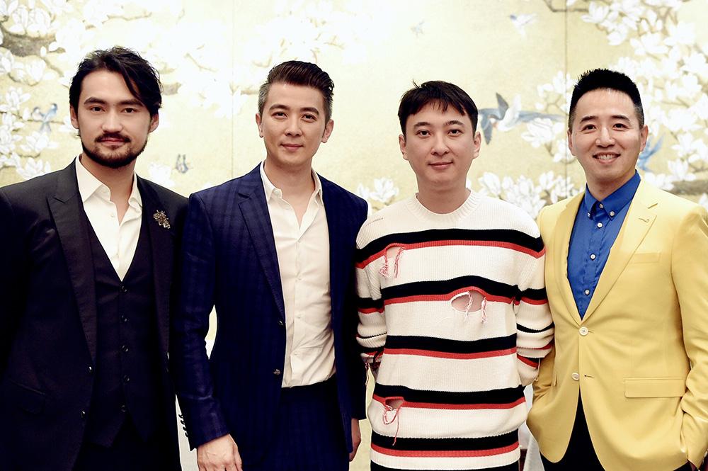 保剑锋和王思聪合影，旁边还有个袁弘。最帅的是袁弘，衣服最潮的是王思聪。当年王聪那