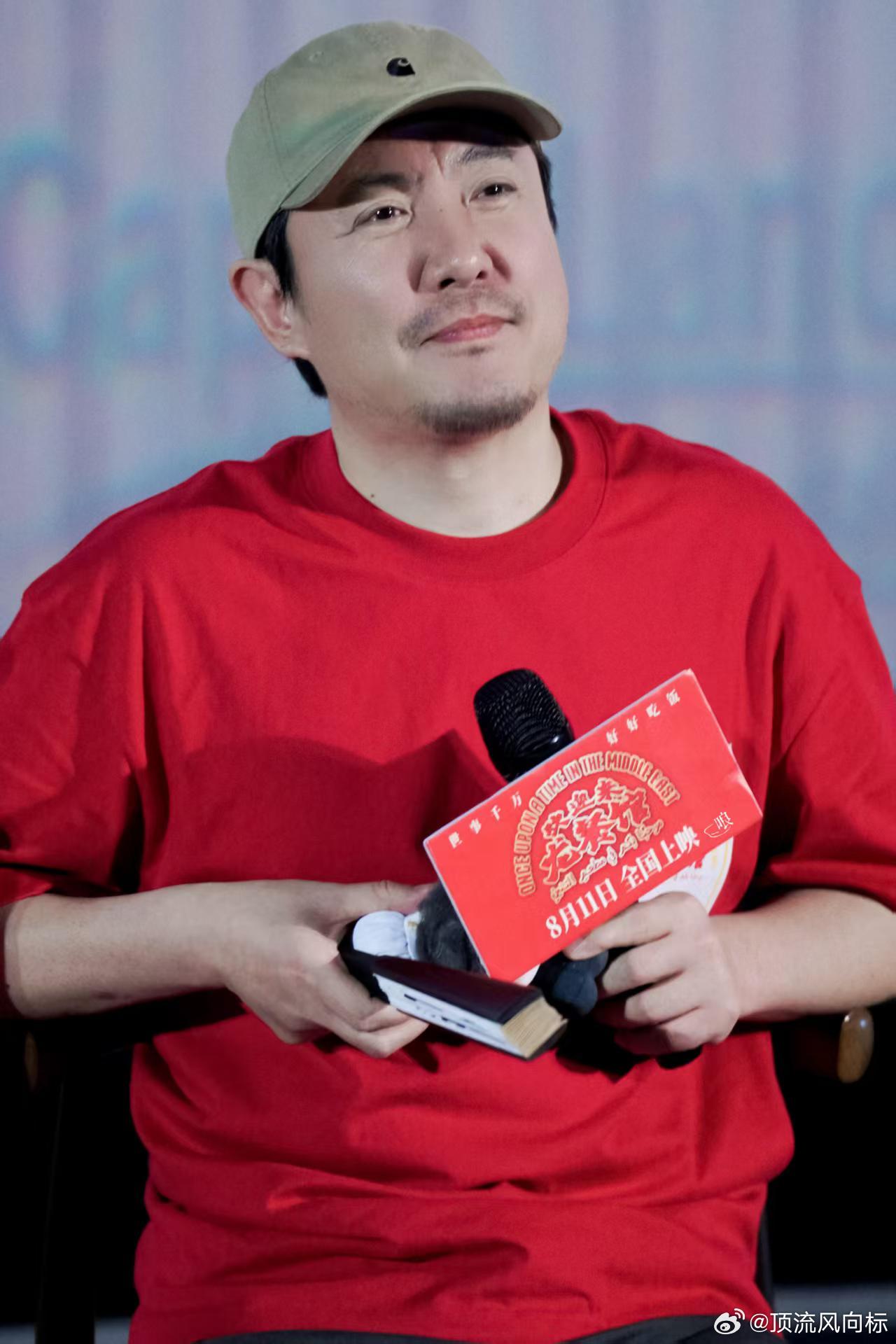 观众给沈腾颁奖观众说沈腾是群众的影帝沈腾收到观众颁奖，文导全程笑而不语，这路演现
