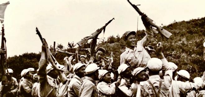 1953年，在朝鲜前线的胜利庆功会上，一个叫向守全的团长听到师部政委介绍在场的领