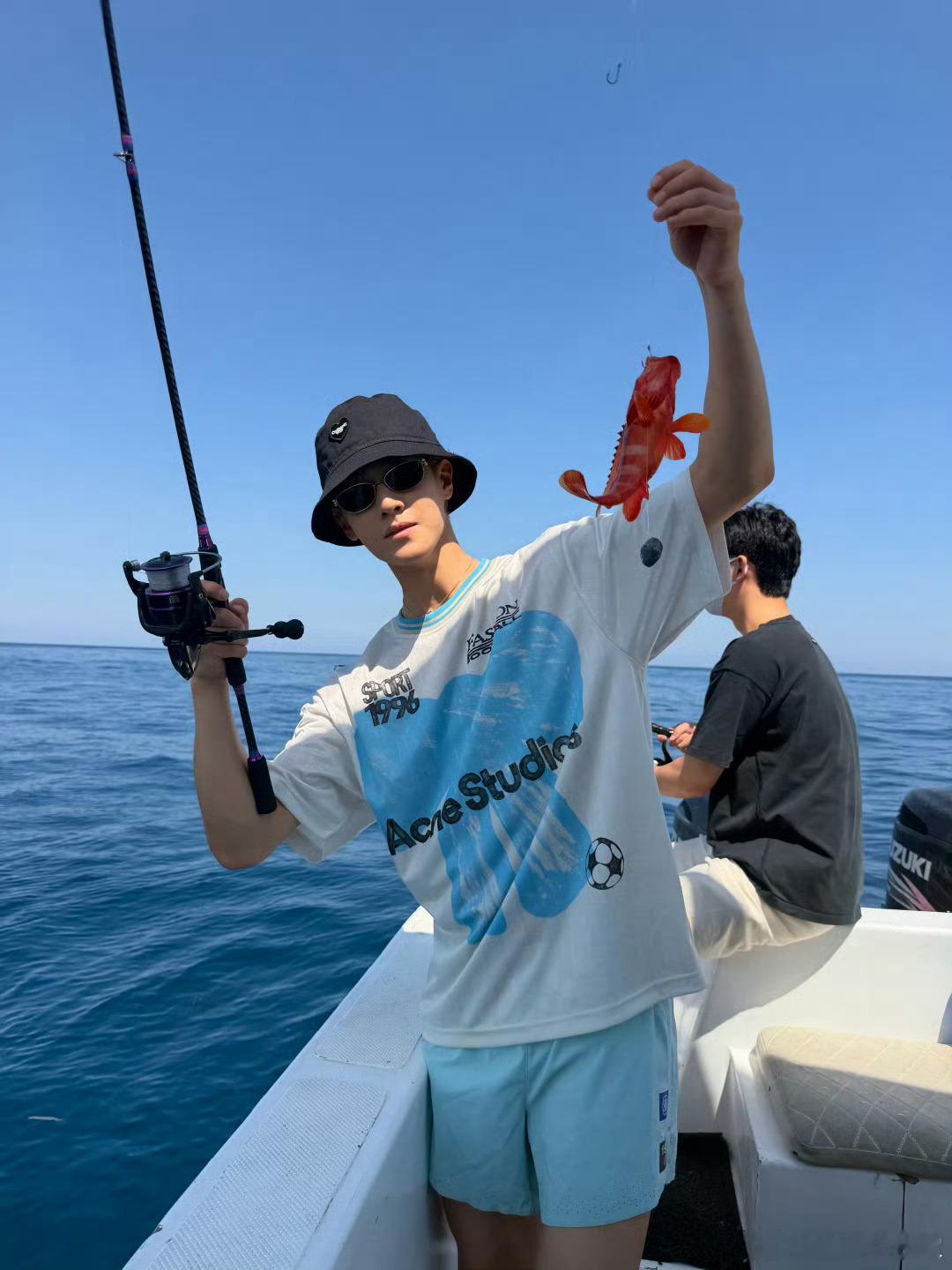 李昀锐钓到鱼了 李昀锐钓到鱼了，这个钓鱼技术很可以啊～完全海钓男神来的，李昀锐海