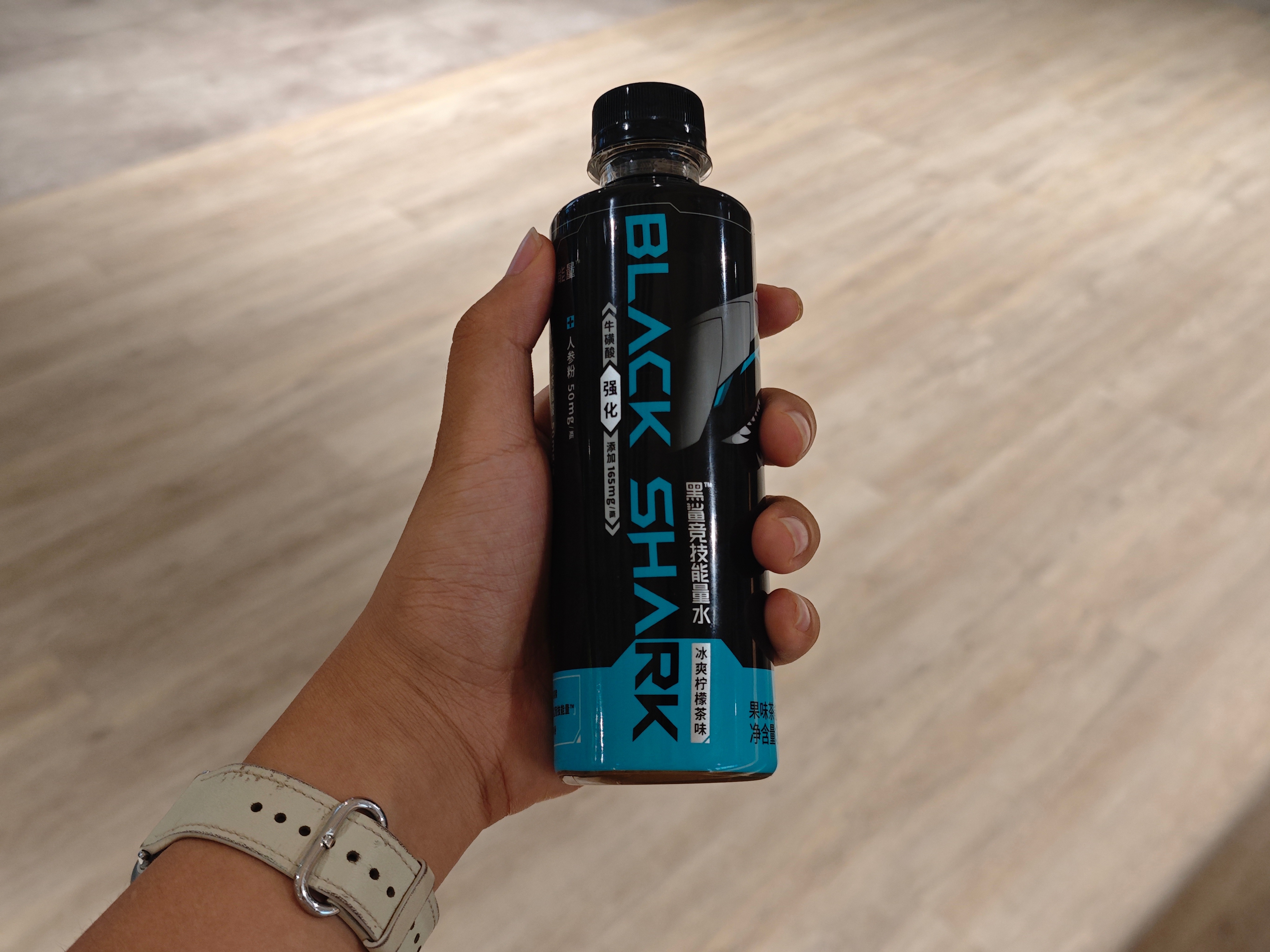 又见到“黑鲨竞技能量水”了，睹物思“鲨”了[泪]如果现在黑鲨还做游戏手机的话，应