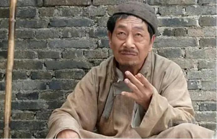 古时，男子和朋友一起去算命，算命先生说：“你不生气，我才告诉你卦象。”男子说：“