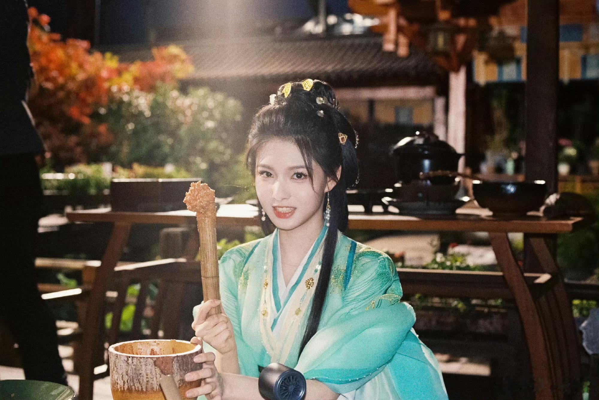 艾米让大家揪自己的脸颊肉采访名场面来袭，艾米大方表示可以揪脸颊肉，一句你要的全拿