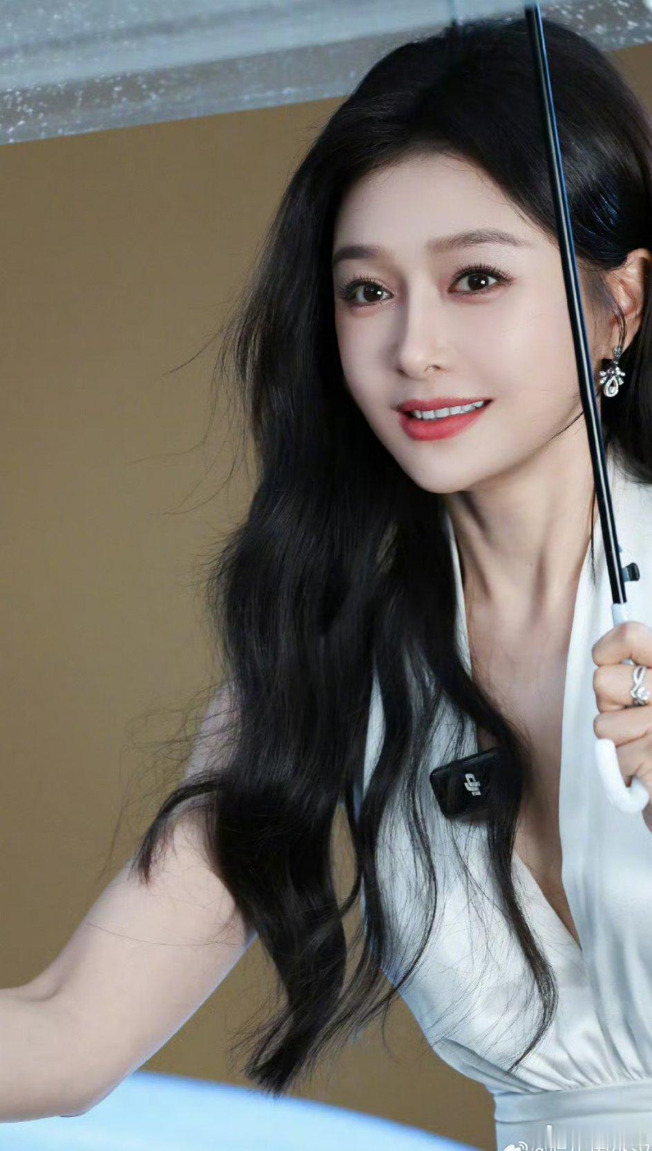 大美女什么发型都好看，记忆中还是酷酷的短发时隔四年秦岚重现长发大波浪造型，一袭白