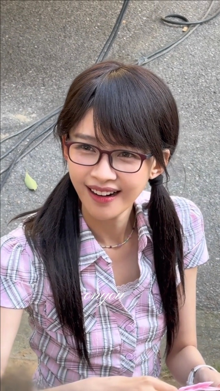 双马尾怡杀青咯！！好萌好萌的眼镜妹孙怡一觉醒来十五年杀青孙怡双马尾眼镜造型