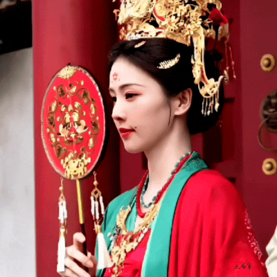 白鹿  🦌白鹿莫离 🦌白鹿叶璃 彩虹在阳光下融化，缠上手指变成糖，我用它做了