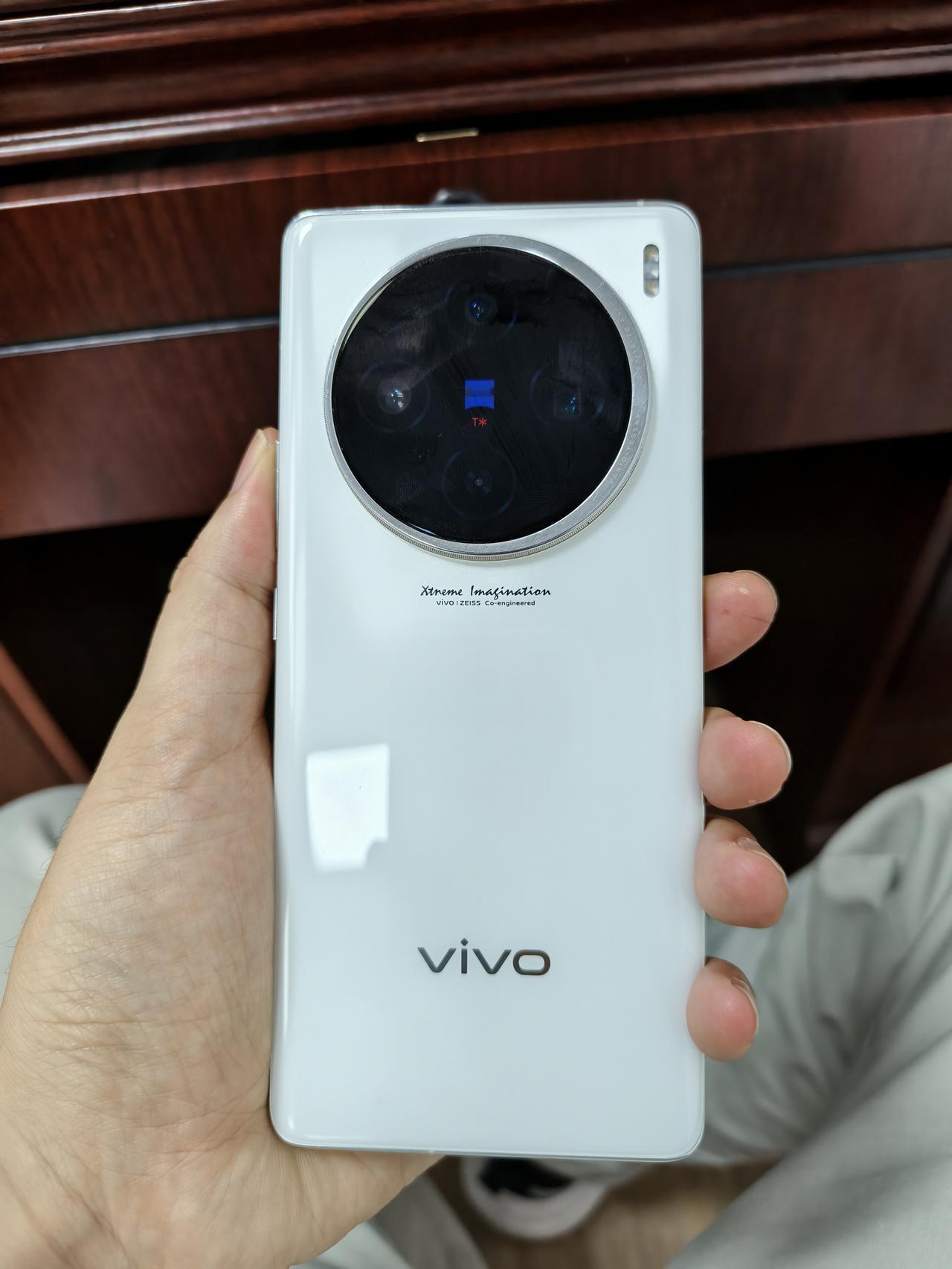 用了几天的x300pro，感觉这个巨大的摄像头模组真挡手，又拿出来之前用的x10