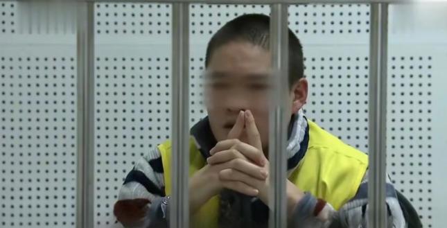 重庆， 一男子在工地上干活，为省钱，男子带着老婆跟另外2对夫妻挤在同一间宿舍。 