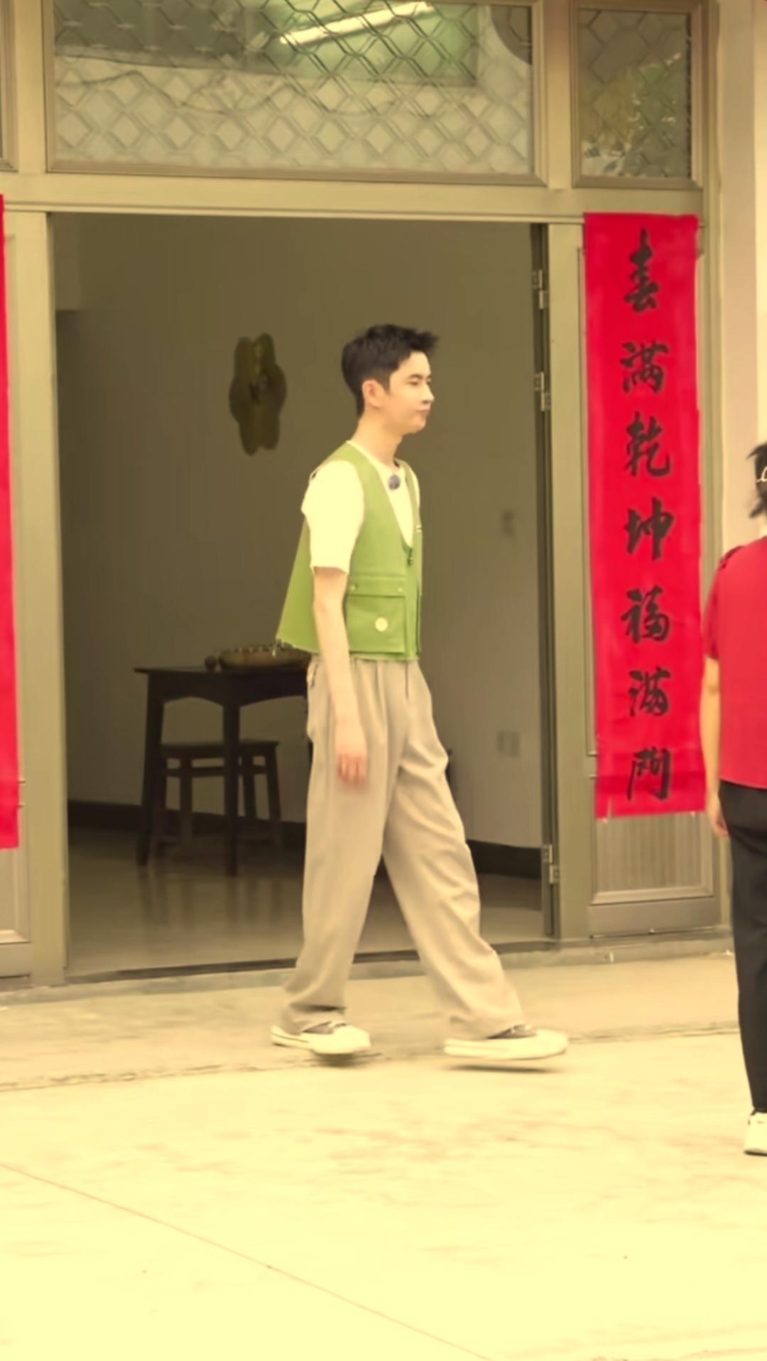 他当初在乡下支教应该是他最放松最快乐的时光吧！
看他旁边这位穿大红色短袖的中年妇