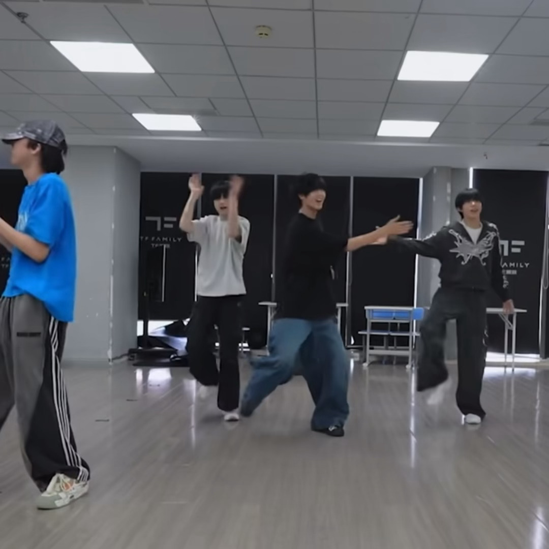 请再允许我坤一遍今日神药top1仔细的人会发现，老挂回头找老哼的时候老哼的视线压