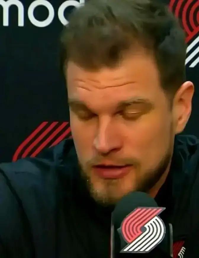 别光盯着杨瀚森拿了17分。
 
开拓者教练斯普利特最近发布会话越来越少。过去三场