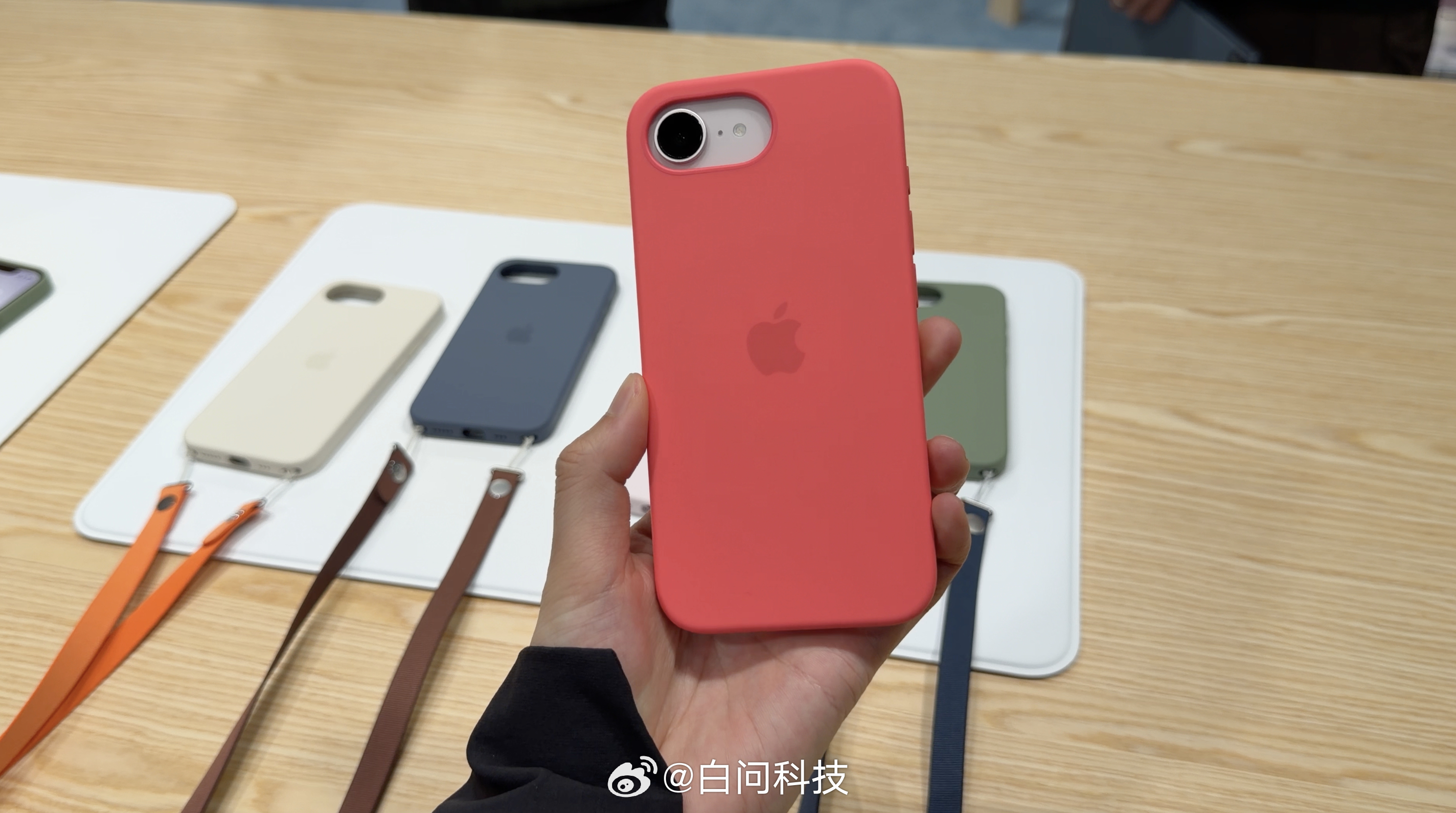 iPhone17e 的一些配件实拍硅胶保护壳、斜挎挂绳、磁吸卡包亮番石榴粉色很亮