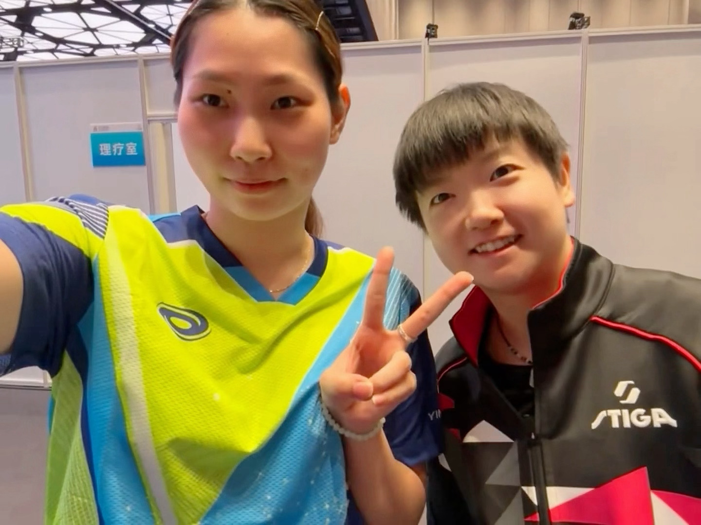 莎姐在理疗室门口被拦截排队合照