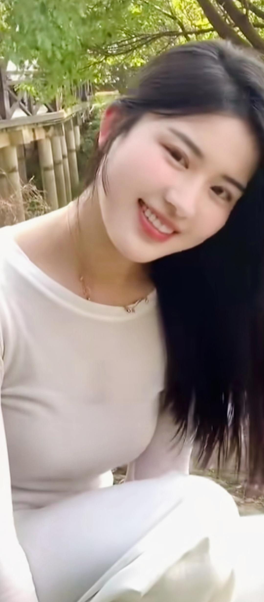 绿树阴中笑语频，花间人影动如春。