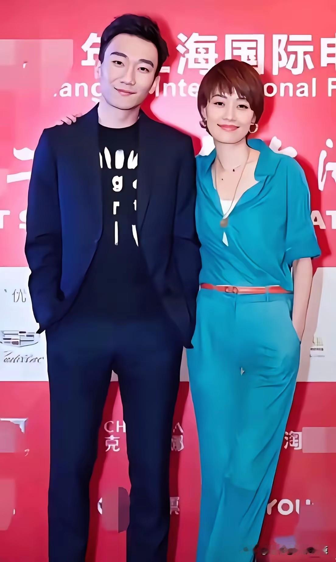 谁能看出岁月痕迹？如今已经50岁的马伊琍，状态依旧绝了！一身穿搭干练又大气，整个