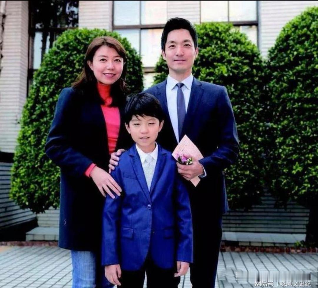 这是蒋万安与妻子石舫亘及长子蒋得元的一张合影。石舫亘面色红润，笑容可掬，温婉大方