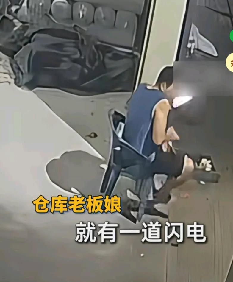 男子光脚坐在地上，突然空中一道闪电击中他，然后疼得他哆嗦起来，老板娘说因为他光脚