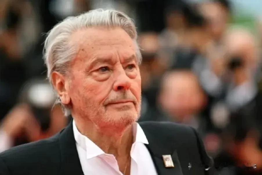阿兰·德龙（Alain Delon）是法国著名的电影演员，他的健康状况确实在晚年