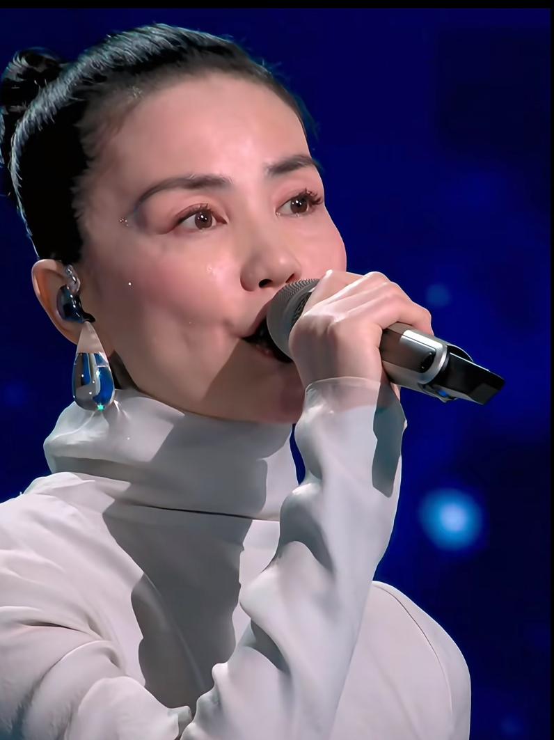 王菲在2026马年春晚献唱《你我经历的一刻》，真唱出了华语乐坛百年来最高级的歌！