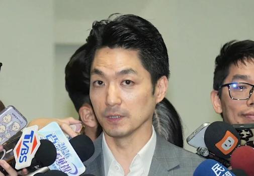 蒋万安最近已经成为了民进党集中攻击的对象，针对蒋万安儿子美国交换生的问题还未平息