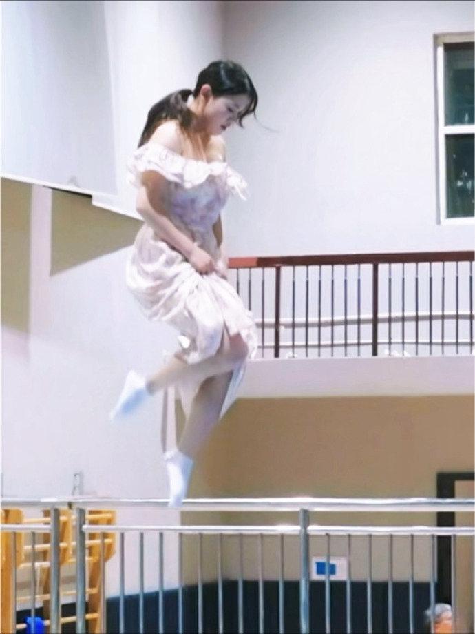 「靠近你就靠近了痛苦，远离你就远离了幸福」

看张家齐少女漫一般的信仰一跃之后再