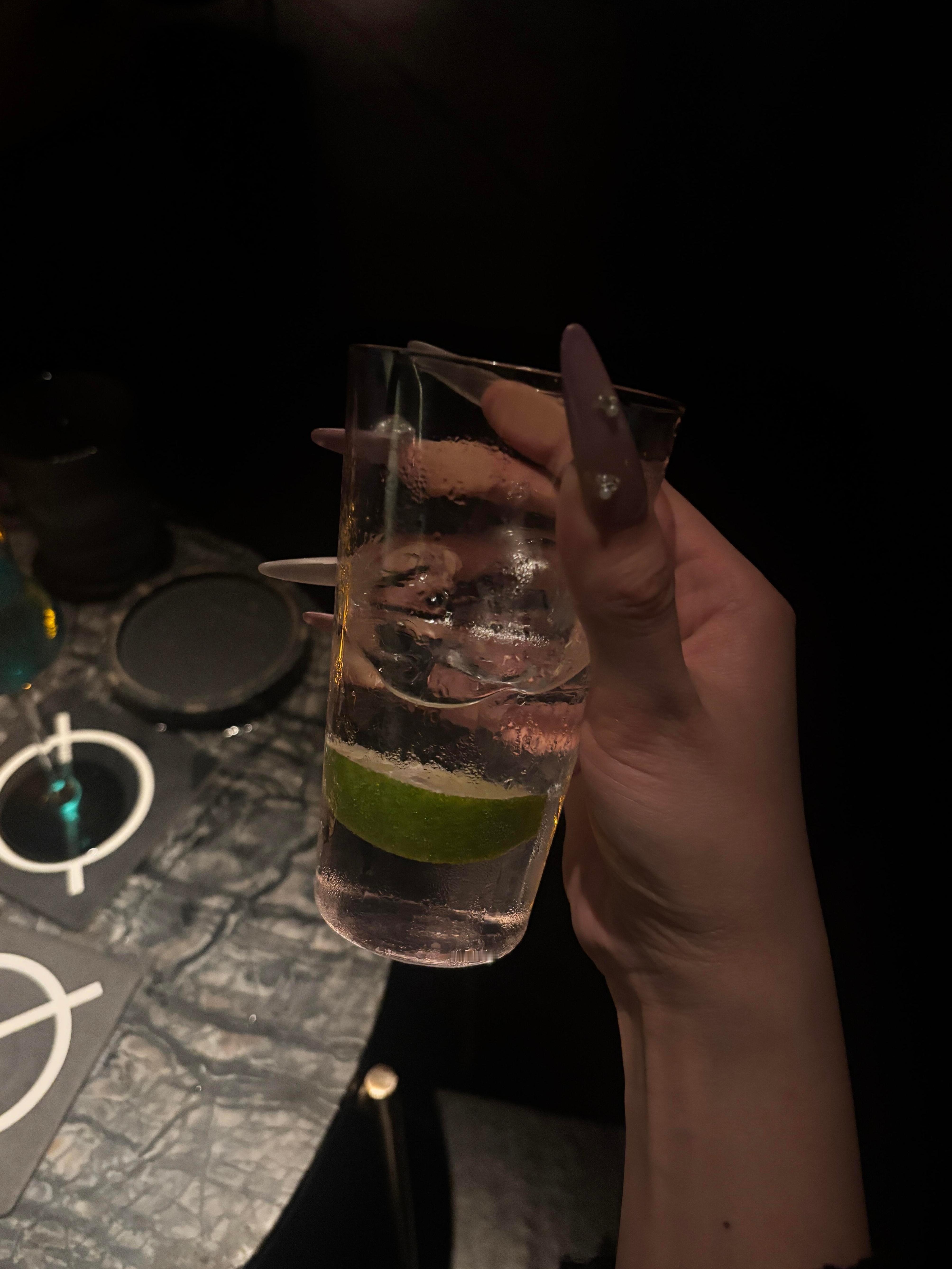 在家里待着你就是妇女,跑出去好歹还会听到,有人叫你美女。 