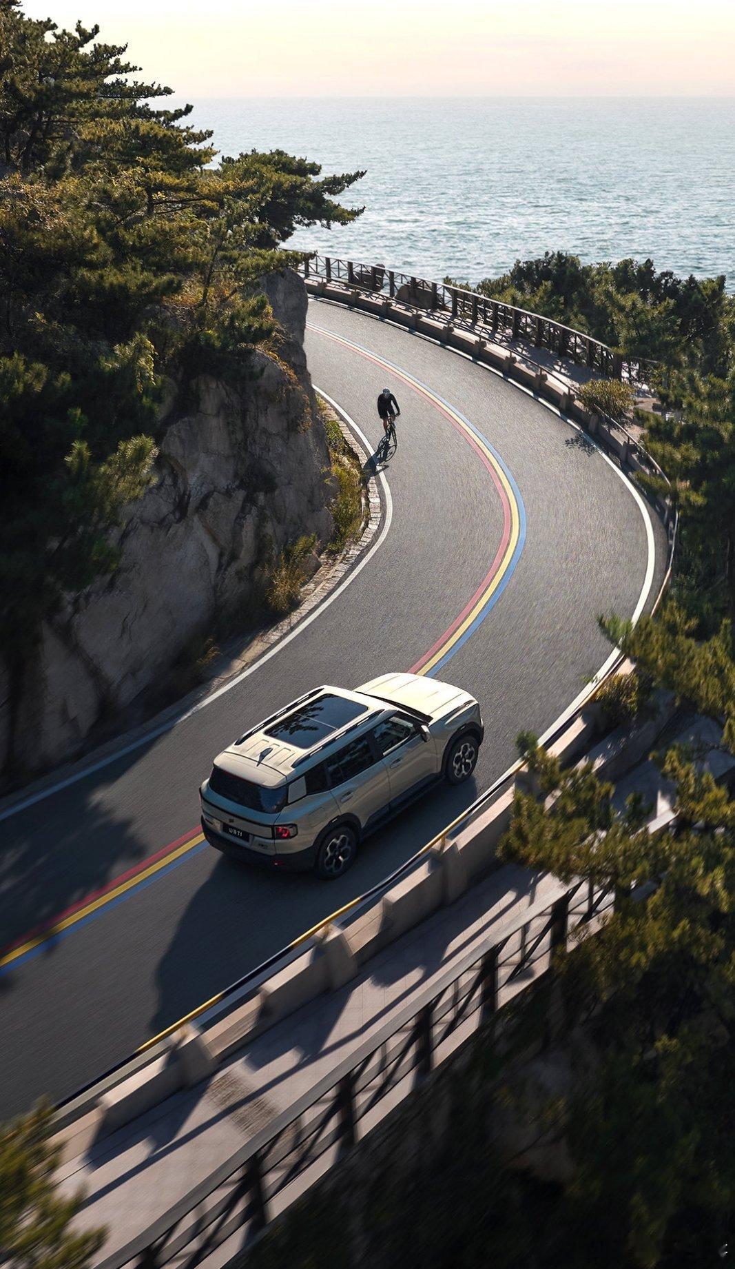 以旅行见世界不仅是脚步的迁徙，更是一场心灵的扩容。有人通过春节自驾在晨光中重定义