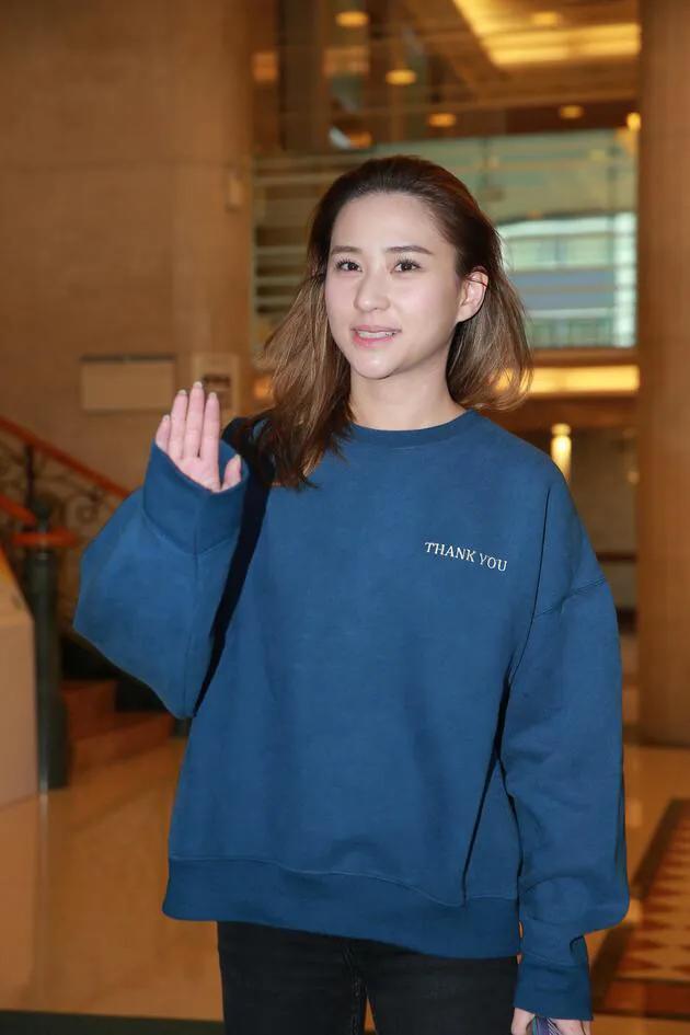 纯素颜状态下！“赌王”两个女儿，何超莲和何超欣两个人的颜值相差实在是太大了！
一