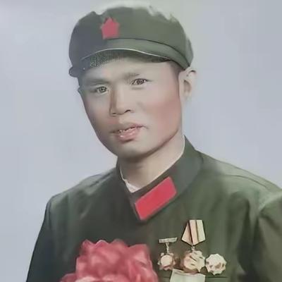1982年，在越战中立下一等功的龙洪春，坚持娶一个入狱的女工，被取消军校保送，两