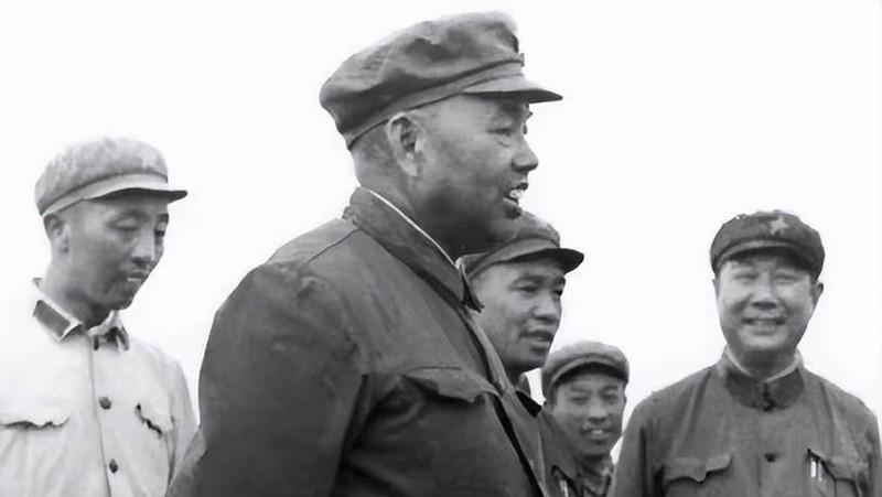 上世纪70年代的一天，广州军区司令许世友上将乘车外出，坐在前排副驾驶的位置。走到