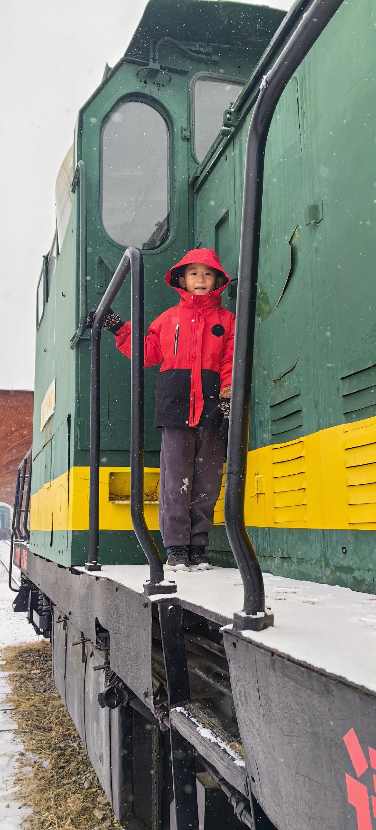 下着雪
来到了这里
他去爬了火车
还拍了几张照片
长大了
懂事多了
可是那个大男