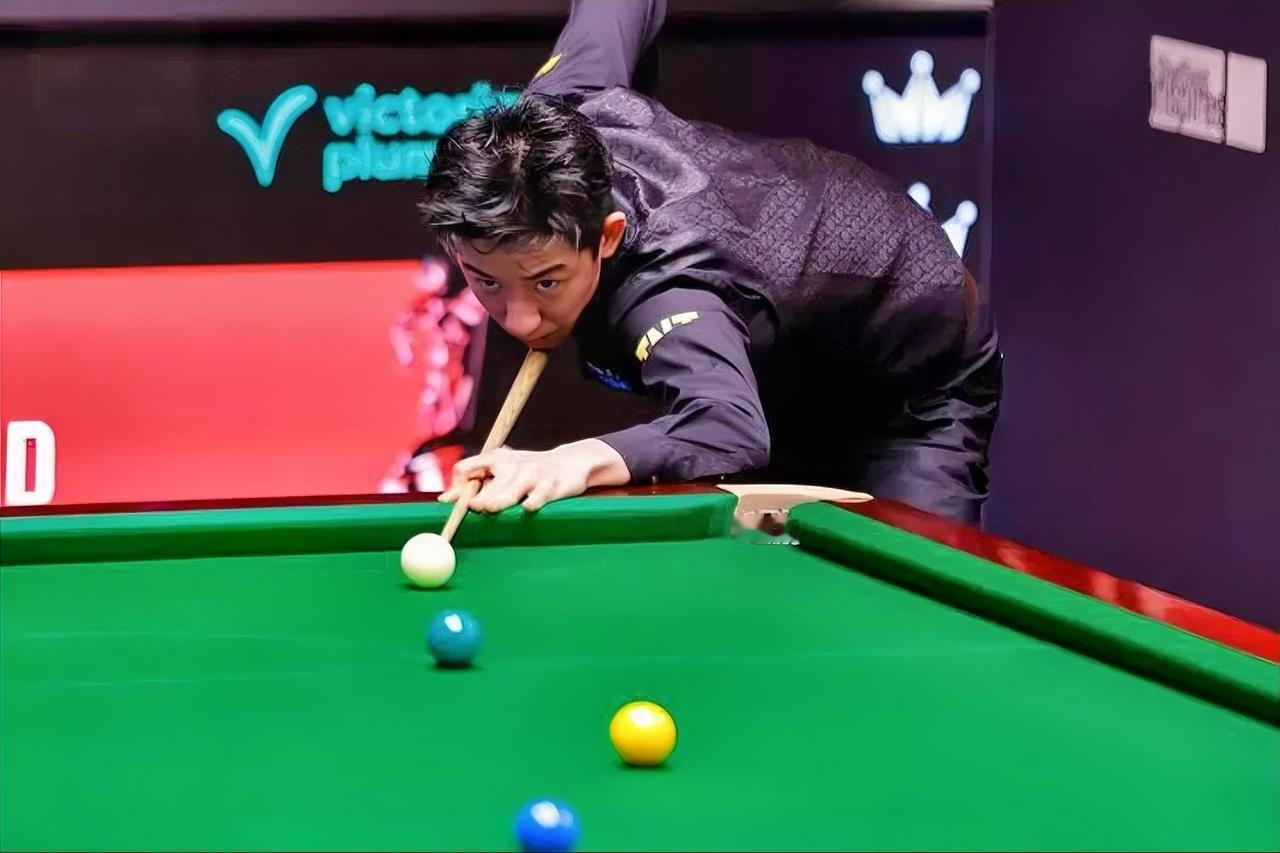 四冠王塞尔比在世锦赛16强战中失控，面对中国新星吴宜泽的步步紧逼，他在打丢关键红