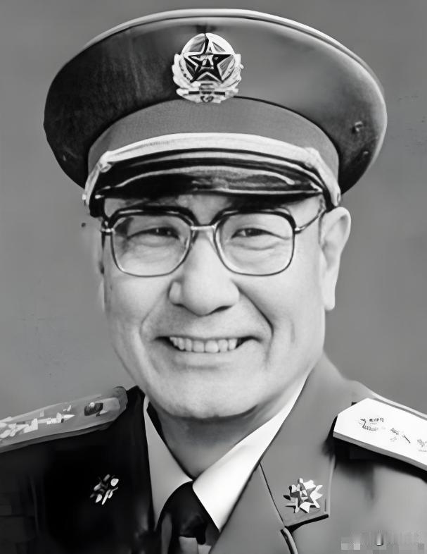 1948年，在沈阳战俘营内。一位16岁的国民党俘虏泪眼摩挲地往人群后头缩，想要领