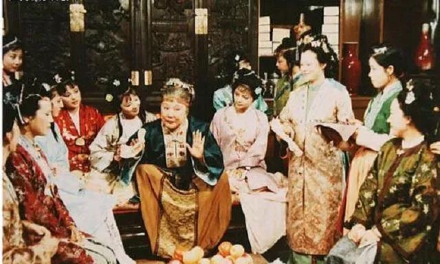 《红楼梦》中的秦可卿，一个命运坎坷的女子。她的美貌和才华却成了她不幸的开始。婚后