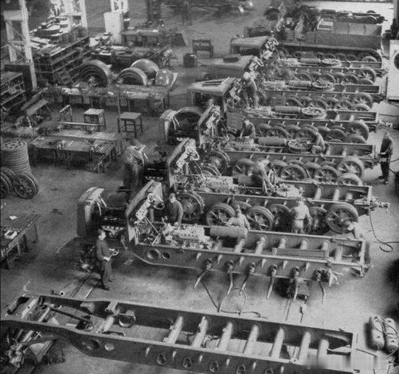 组装中的sdkfz9 FAMO半履带牵引车。这种造了2500辆的半履带车是德军半