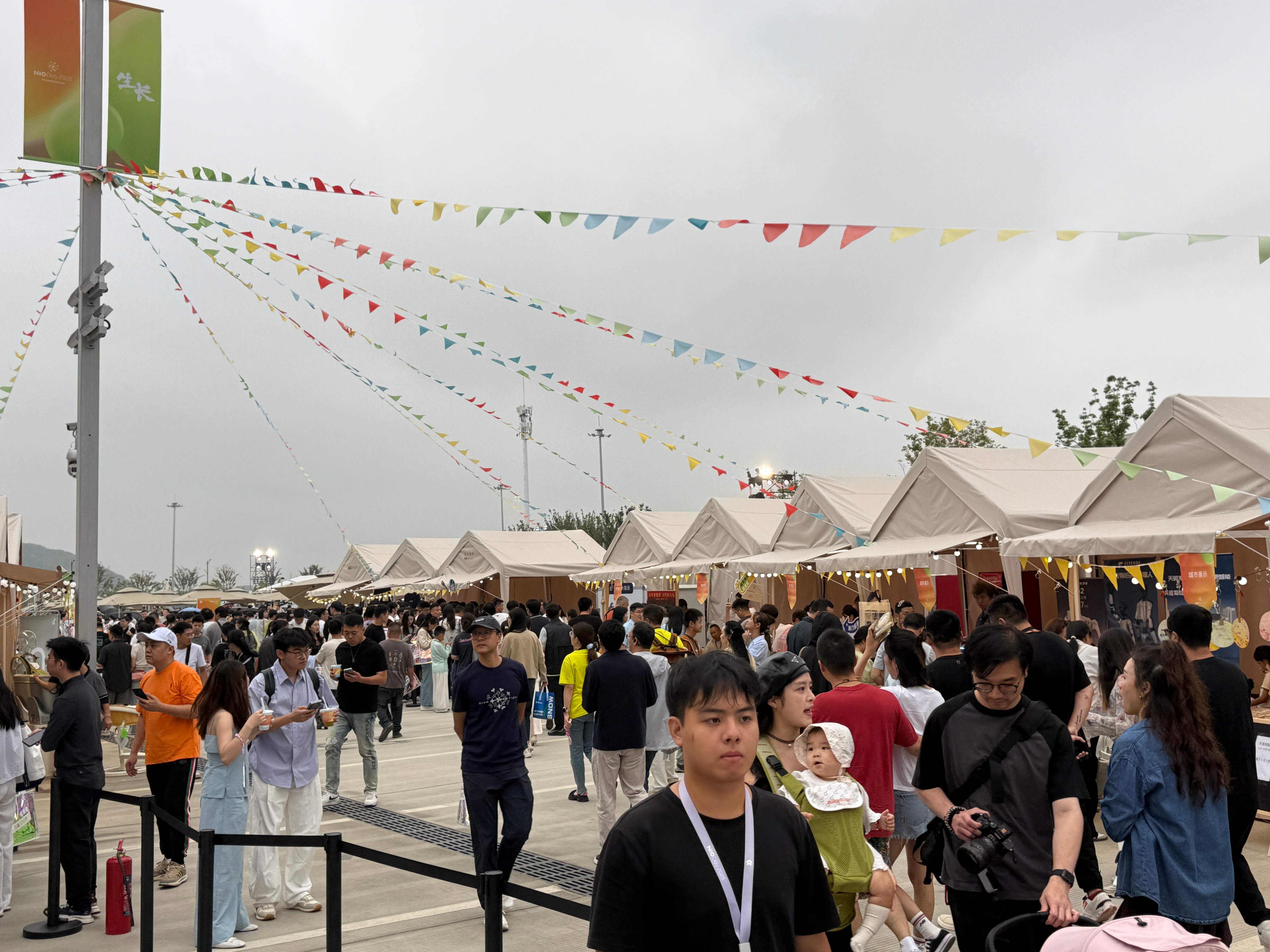 来杭州参加蔚来的NIODAY。这氛围，真的不得不佩服蔚来的社区文化。[good]