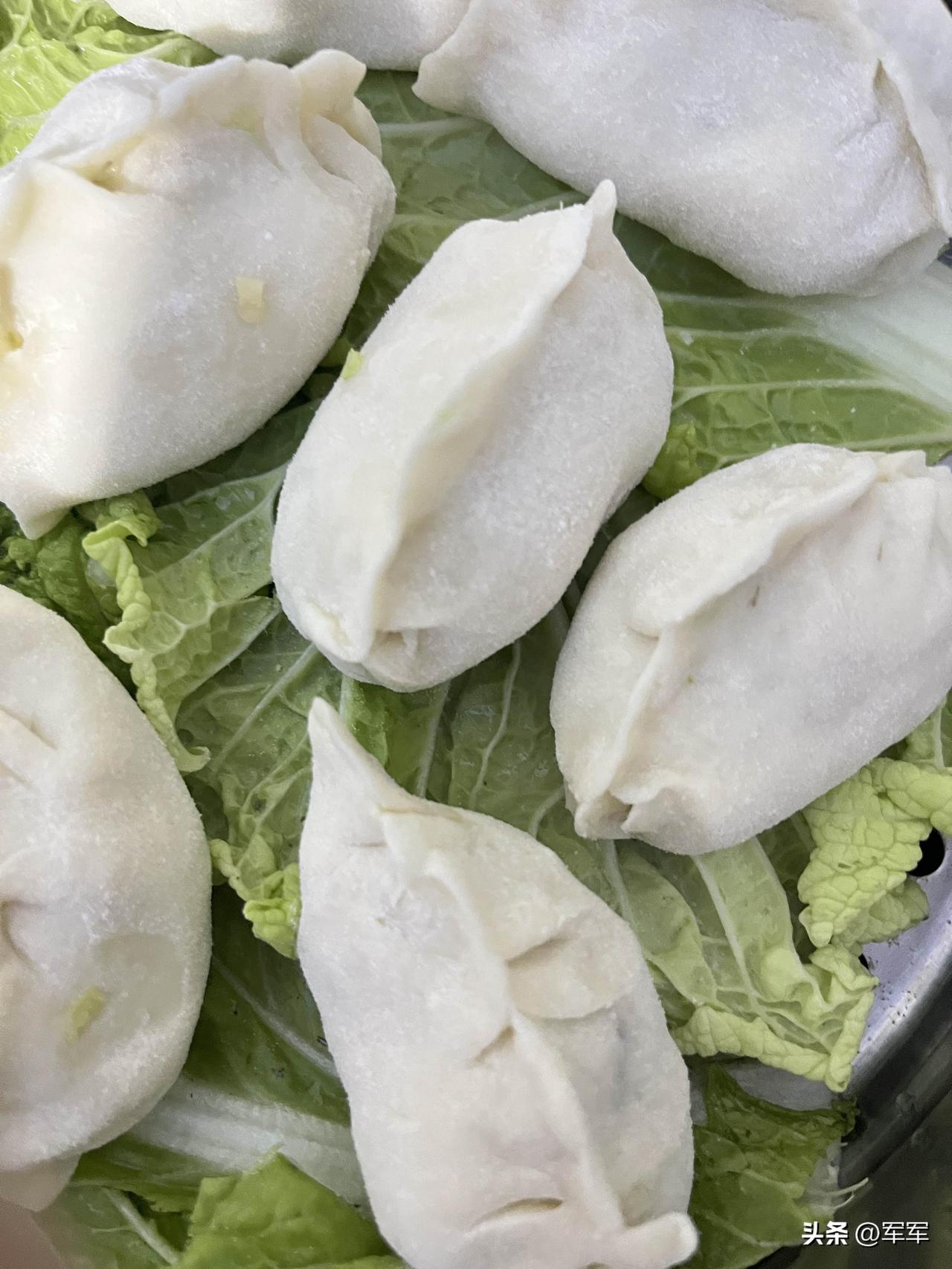 用菜叶子代替屉布，这个方法真不错！

今天来看老妈，我是一个星期陪老妈两天，其余