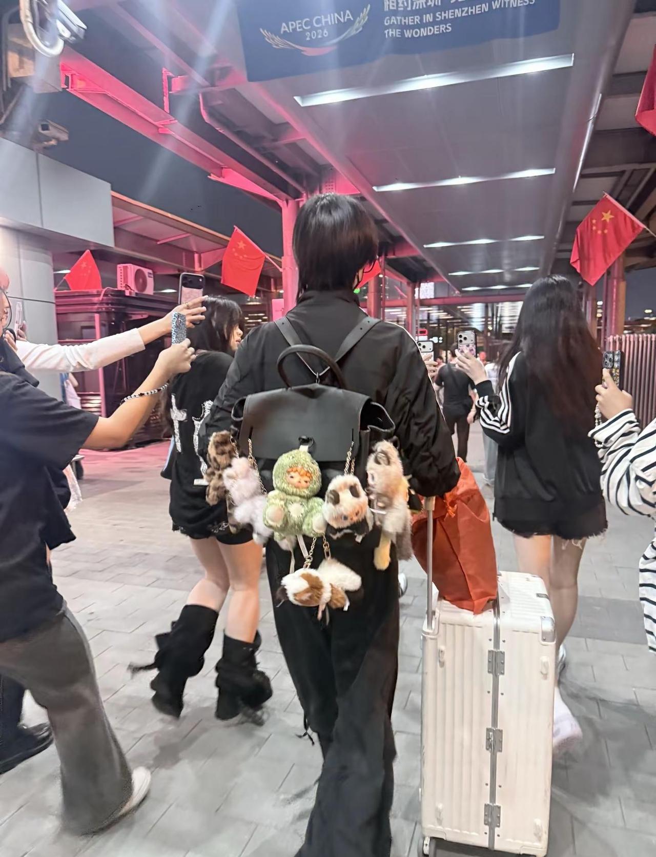 深圳湾口岸这是谁啊？ 一堆人追着拍 凑热闹偶遇明星 深圳