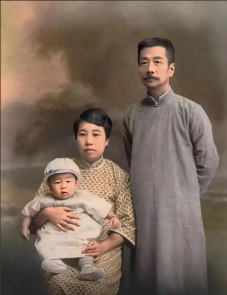 1929年，鲁迅避孕失败，一直想丁克的他，看到儿子第一眼，忍不住撇嘴说：“臭小子