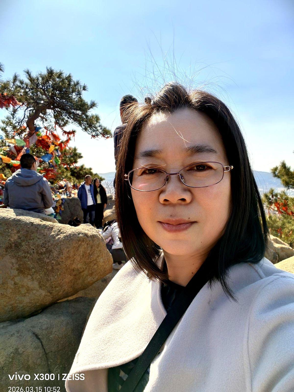 我56岁，属狗的。
她把两千块退休金全留在自己手里，不给老公孩子花，随心所欲买榴