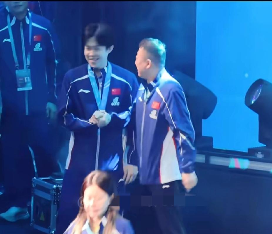 谁懂啊！马琳和王楚钦这一路唠得停不下来😂
 
刚刷到这一段，给我笑晕了！
领奖