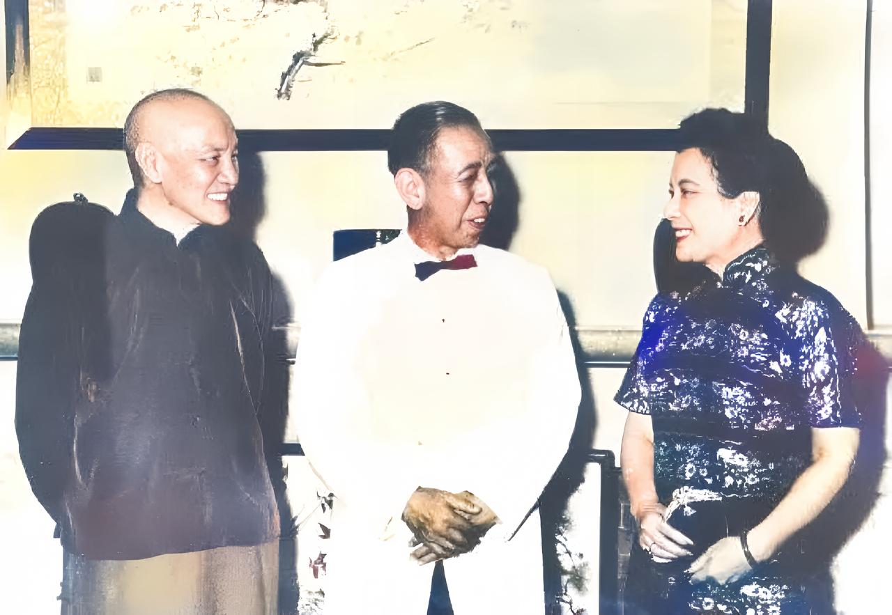 这是蒋中正与宋美龄夫妇笑迎客人。这个客人不是别人正是安倍晋三的外祖父岸信介。岸信