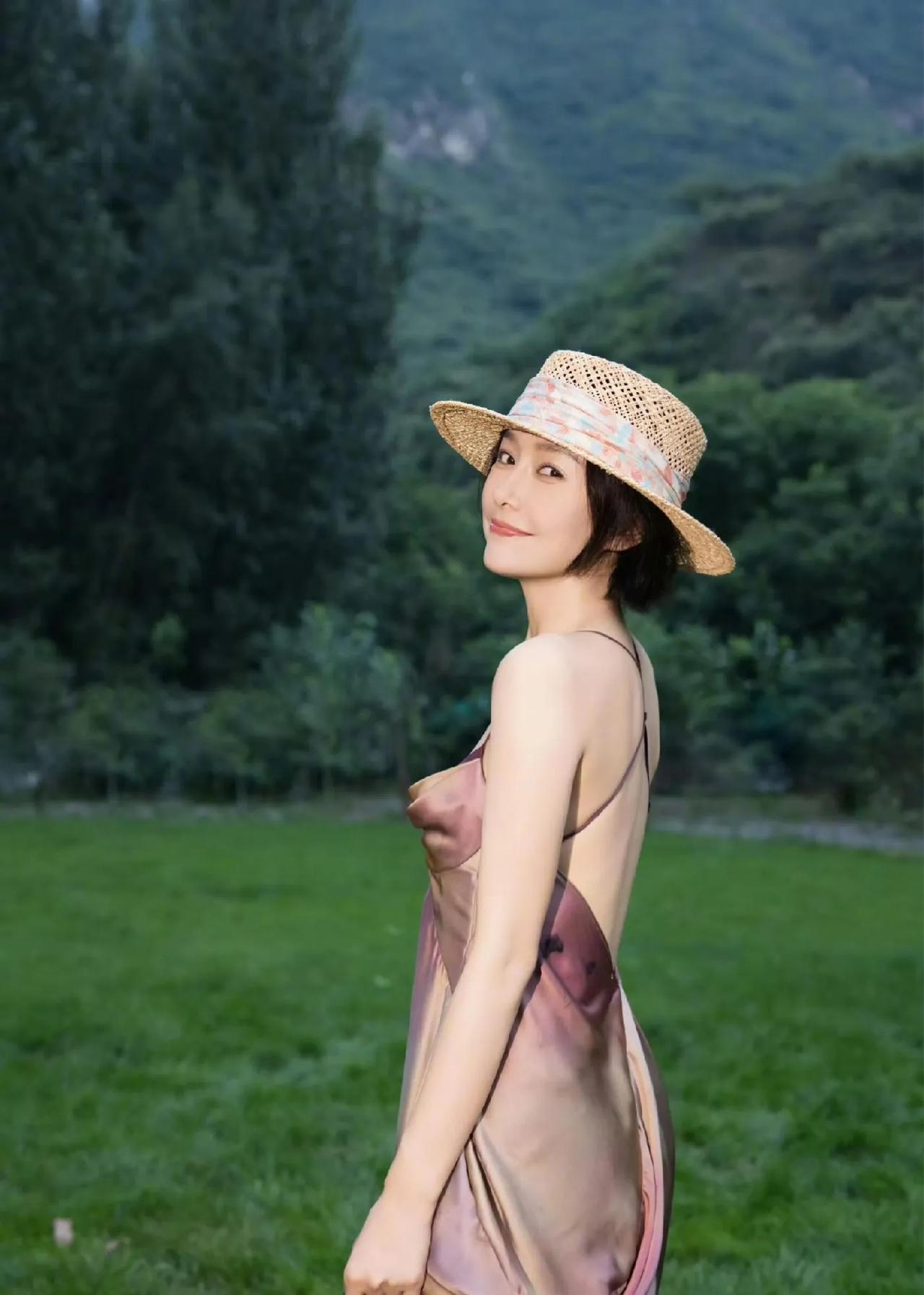 秦岚这穿搭太懂中年女生了！✨
渐变缎面吊带裙，垂坠感版型遮肉又显瘦，露背设计增加