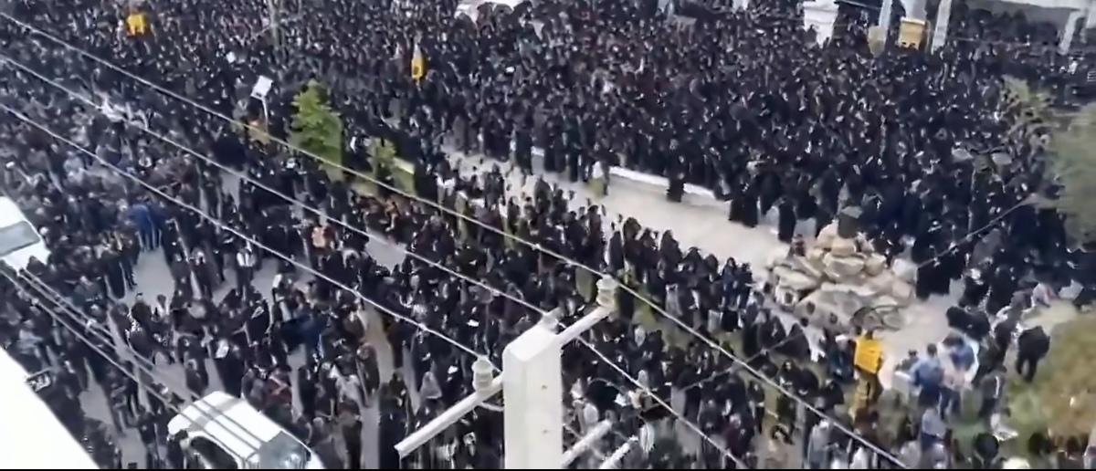 今日，成千上万的伊朗人聚集在一起，为在美国与以色列不宣而战的袭击中丧生的160多